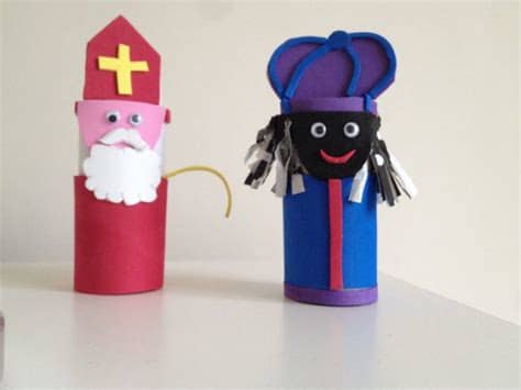 De muts is versierd met gouden details en een vrolijk gekleurde veer, super feestelijk. Sint en piet van wc rolletjes en sticky foam-paper. | kids ...