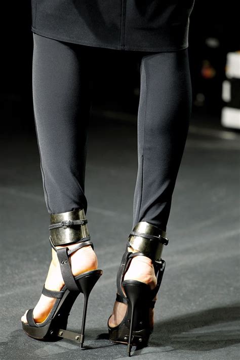 Lanvin Slideshow On Style Com Lanvin How To Wear Heels