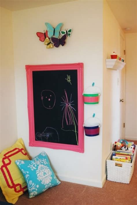 Your kids will be very happy if you make them an interesting corner in their room where they can express themselves. 20 Cool Ideas To Use Chalkboards In A Kid's Room | Kidsomania