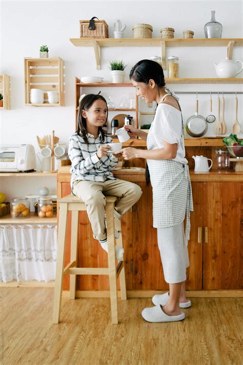asian mom and son in the kitchen del colaborador de stocksy nabi tang stocksy