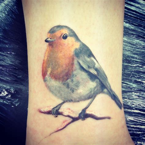 Back in the old days, swallow tattoos were popular to the sailors who have traveled long distances. Pin by Elizabeth Berckmann on Tattoos | Robin tattoo ...