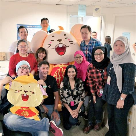 Peer tutoring atau bantuan rakan sebaya adalah penting dalan pelaksanaan kelas bercantum. Tak reti tulis bahasa Cina, lelaki belajar Jawi daripada ...