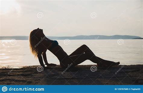 Silhueta Modelo Da Menina Atrativa Nova Na Praia Imagem De Stock Imagem De Fêmea Feminilidade