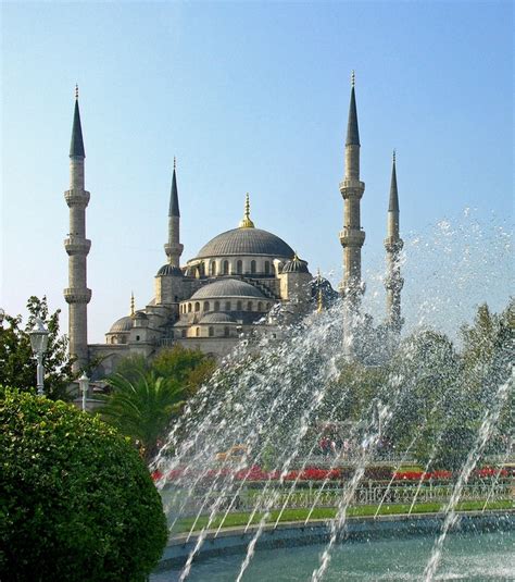 The bosphorus splits the asian and european sides of what was the capital of the roman and ottoman empires at different times in its history. Istanbul : la Mosquée bleue en images