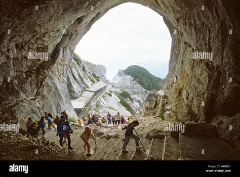 Les Touristes Entrant Dans La Grotte De Glace De Dachstein Autriche