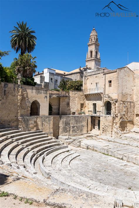 Die touristen besichtigten alle sehenswürdigkeiten in der stadt. Lecce in Apulien: Top-14-Sehenswürdigkeiten für deine Reise