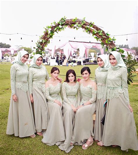 Silver mermaid dress kombinasi brokat bagian atas dan kain tule di bagian bawah, tambahan hijab pasmina warna cream mempermanis dress ini. Elegan, Ini 19 Seragam Bridesmaids Terbaik yang Bisa Ditiru - Gaun Jogja