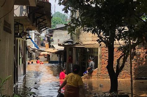 Karena adanya aliran air tersebut, kebanyakan sungai dapat berubah normal kembali dari pencemaran karena arus air dapat mempercepat proses. PENCEMARAN AIR SUNGAI CILIWUNG SEBAGAI SALAH SATU PENYEBAB ...