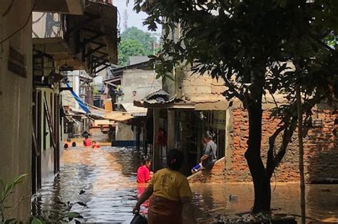 Cara mengatasi pencemaran air sungai sekaligus mencegahnya adalah dengan berhenti melakukan eksploitasi seperti di atas dan mulai melakukan pemeliharaan seperti menanam banyak. PENCEMARAN AIR SUNGAI CILIWUNG SEBAGAI SALAH SATU PENYEBAB ...