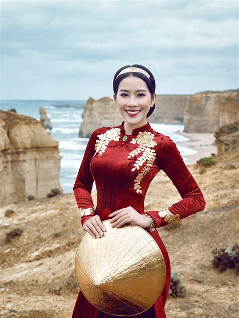 Chọn áo dài tết tân sửu 2021 đẹp như sao việt. Bí quyết mặc áo dài Tết 2021 đẹp như sao Việt