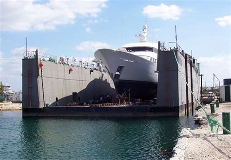 Bradford Marine Bahamas Diver 1000 Lt Capacity Dock Heger Dry