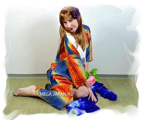 Стиль ретро японское традиционное шелковое кимоно молодой девушки