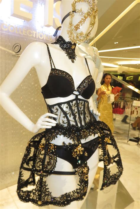 kee hua chee live bangkok s bra and bra vado show at emporium mall where the sexiest over
