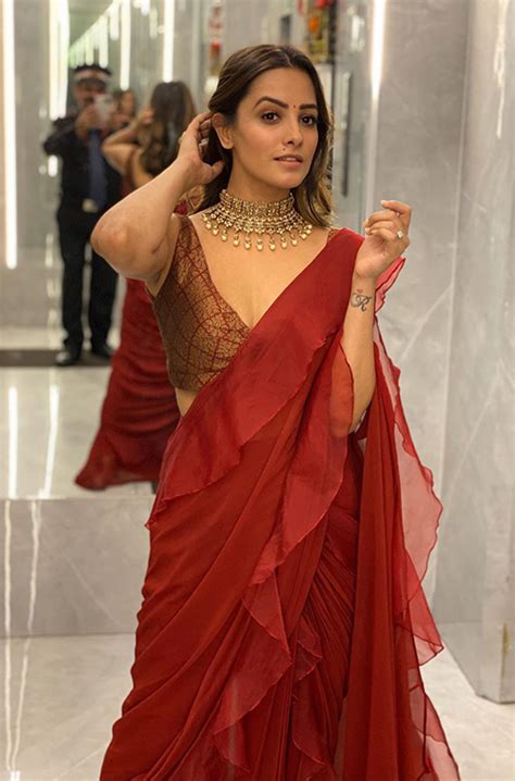 Anita Hassanandani Looks Stunning In A Saree For Zee Rishtey Awards 2019 Spideypostsblog