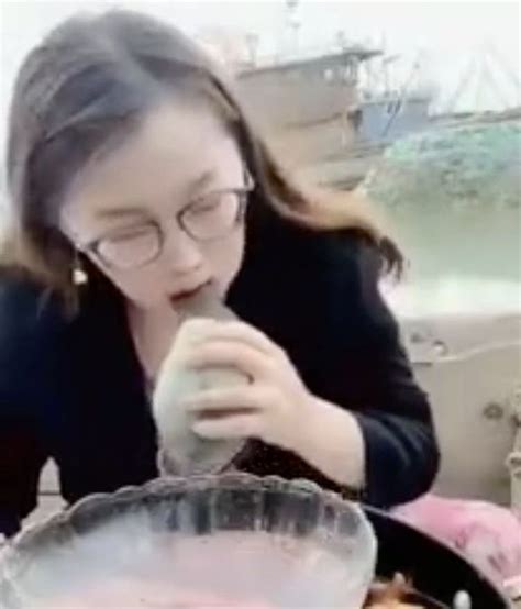 Woman Tastes Bizarre Newly Discovered Penis Shaped Clam And Her Reaction Is Hilarious Viralaim