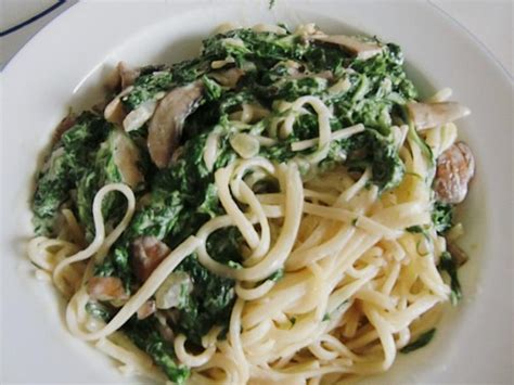 Spaghetti mit Pilz -Spinat- Sahne - Soße Rezept