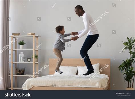 Pai E Filho Bedroom Mais De Fotos Stock Licenci Veis E Livres De Direitos Shutterstock