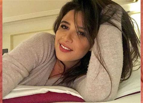 شهدت الفترة الأخيرة حرب تكسير عظام، بين الفنانة ياسمين عبدالعزيز والمذيعة بوسي شلبي، وذلك بعد تصريحات للأخيرة أطلقتها خلال استضافتها في برنامج شيخ الحارة والجريئة، تجاهلت الحديث خلالها عن نجومية ياسمين عبدالعزيز. ياسمين عبدالعزيز تتلقى باقة ورد في «عيد الحب»: «ماتشوف ...