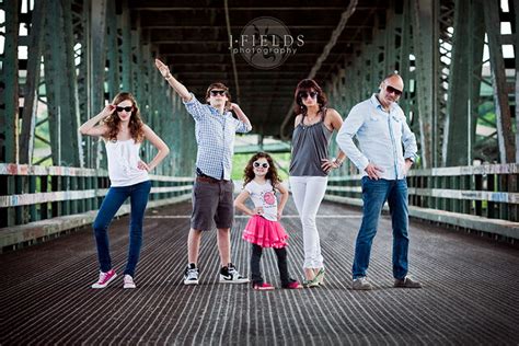 Time to make a perfect family photo for a holiday card to send around! Best Outdoor Family Photo Ideas and Poses