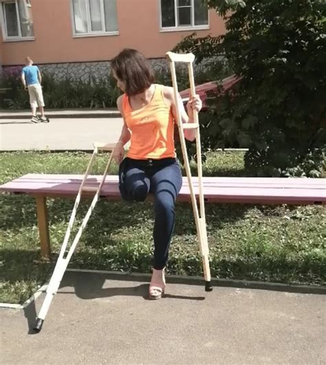 Девушки на костылях Amputee Woman On Crutches 822