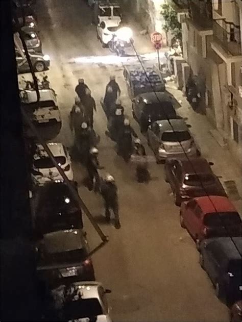 Έφοδο στην πλατεία βαρνάβα στο παγκράτι και εκπομπή ηχητικών μηνυμάτων για τα αποτρέψουν τον συνωστισμό του κόσμου που είχε συγκεντρωθεί στο κεντρικό σημείο, πραγματοποίησαν χθες οι. Η «μάχη» της πλατείας: Συμπλοκές στην Κυψέλη, συνωστισμός ...