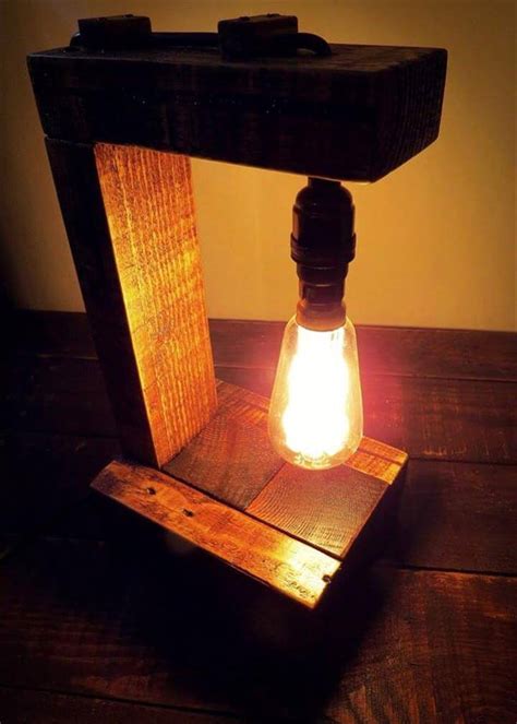 This diy desk lamp is easy to make and it looks really good. Pallet Table Lamp with Edison Bulb - Easy Pallet Ideas