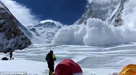 Terrifying Moment Everest Avalanche Swept Down Mountain Killing 16