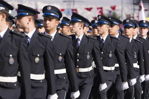 Trouver un métier qui recrute de préférence sans diplôme ou après une formation courte. Intégrer la police ou la gendarmerie : vers quels métiers ...