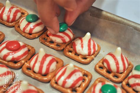 An easy recipe for holiday baking. holiday pretzel kisses {last mintute christmas treats} | Little Birdie Secrets