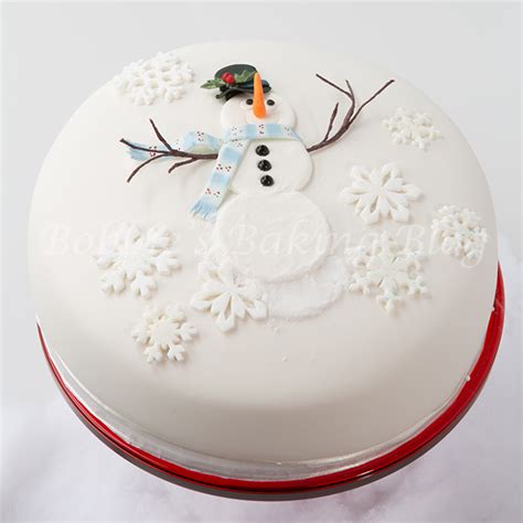 I love decorating my cakes (not to mention my house) with sweet snowmen decorations. DIY Snowman Cake Tutorial | Bobbies Baking Blog