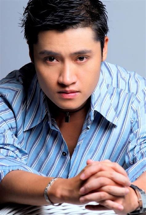 Thực tế, nsnd hoàng dũng mang trong mình trọng bệnh nhưng với sự kiêu hãnh của một người nghệ khi còn sống, nsnd hoàng dũng đã được nhiều nghệ sĩ trẻ gọi với cái tên thân thương là bố. Nhạc sĩ ĐỖ HOÀNG DŨNG: CHIỀU SÂN TRƯỜNG