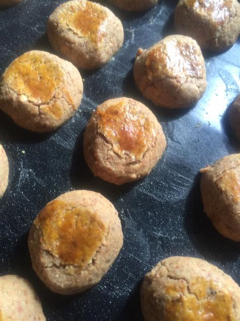 Gula dipukuli dengan mentega lunak dan garam. Delihayat Kitchen: Biskut Kacang Mazola