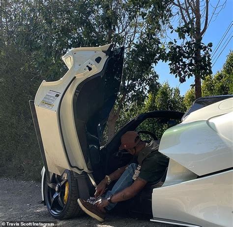 Travis Scott Se Sube A Su Ferrari De Edición Limitada ¡que Vale La