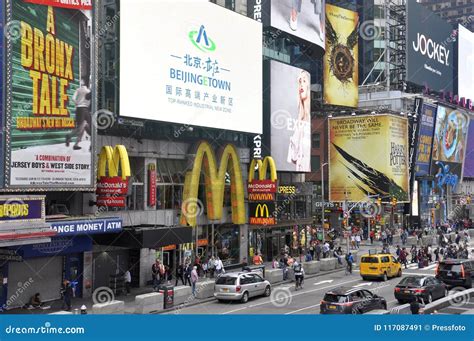 Mcdonalds En Times Square En New York City Foto Editorial Imagen De