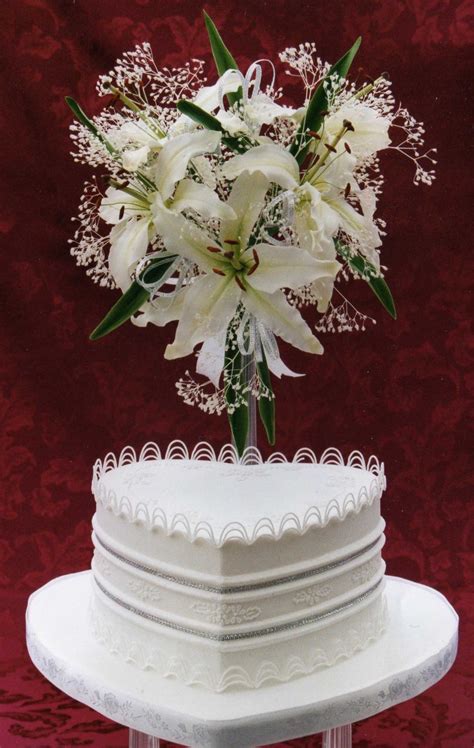 Use red, orange, and yellow sugar glass shards to create flames on cupcakes and cakes. Sugar Casablanca Lilies & Oriental String Work
