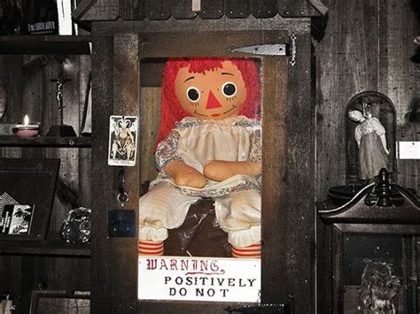 İlk olarak the conjuring / korku seansı filminde izleyicileri korkutan oyuncak bebek annabelle'in asıl hikayesi bu filmde işleniyor. 9 Haunted Objects to Stay Away From