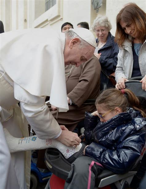 El Papa Francisco Firmando En Una Escayola