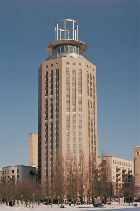 Tornet är 86 m högt och har 25 våningsplan. File:Söder torn.jpg - Wikimedia Commons
