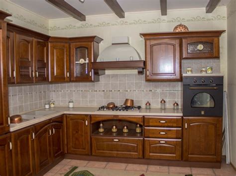 Lʼanta a telaio dal forte spessore è disponibile con maniglia o sistema gola e si presta a molteplici configurazioni, secondo lʼelegante compromesso tra innovazione e tradizione. Cucina in legno Mobilturi cucine a PREZZI OUTLET