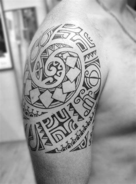 Maori Tattoo Am Oberarm Bedeutung Der Zeichen Maoritattoosmen
