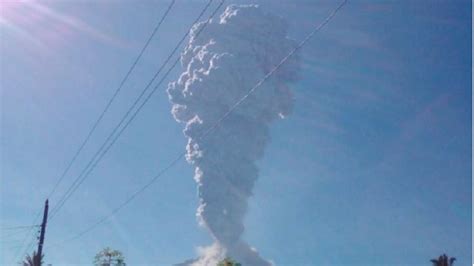 sebelum gunung merapi meletus jumat pagi bpptkg catat adanya 5 kali gempa tektonik