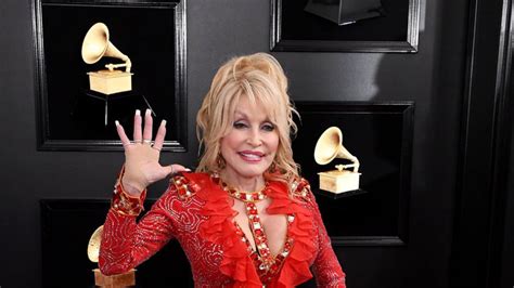 Dolly Parton Debunks Fake Facebook Ads As Usa
