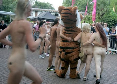 Állatbarátok meztelenkedtek a londoni állatkertben Nudista lányok