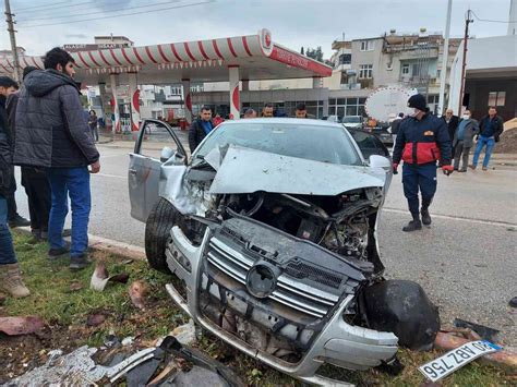 Otomobil refüjdeki ağaca çarptı 1 yaralı Osmaniye Haberleri