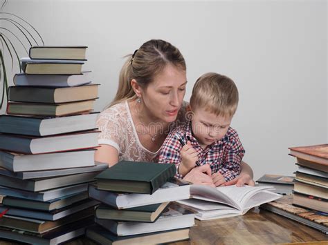 La Madre Enseña Al Hijo Leer Fotos De Stock Download 11 Fotos Libres