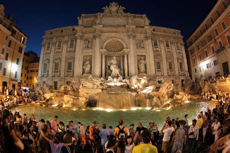 La Fontaine De Trevi La Fontaine Emblématique De Rome Destination Rome