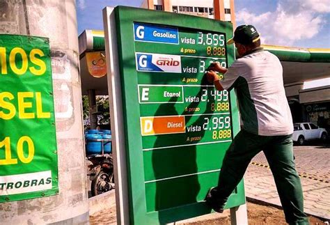 A gasolina é composta de uma mistura de hidrocarbonetos que possuem de 6 a 10 átomos de carbono. Donos de postos prometem protestos contra aumento da gasolina