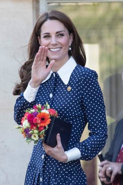 Kate Middleton Sublime Dans Une Robe Pois Boutonn E Elle D Voile