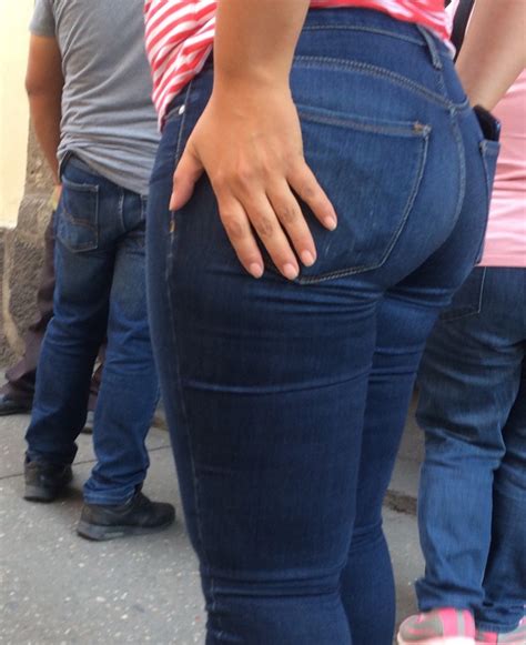 Mexicana Con Buenas Caderas Y Cola Redonda En Jeans Apretados Mujeres