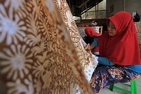 Pelestarian Pembuatan Batik Dengan Proses Complongan Di Indramayu